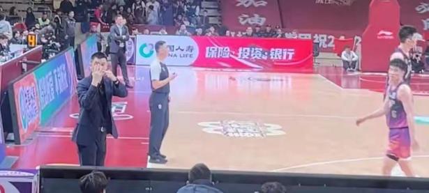 开云体育登录-赛场上的争夺，引发球迷热议