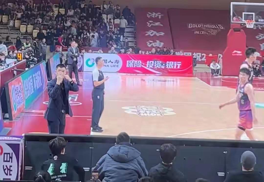 赛场上的争夺，引发球迷热议