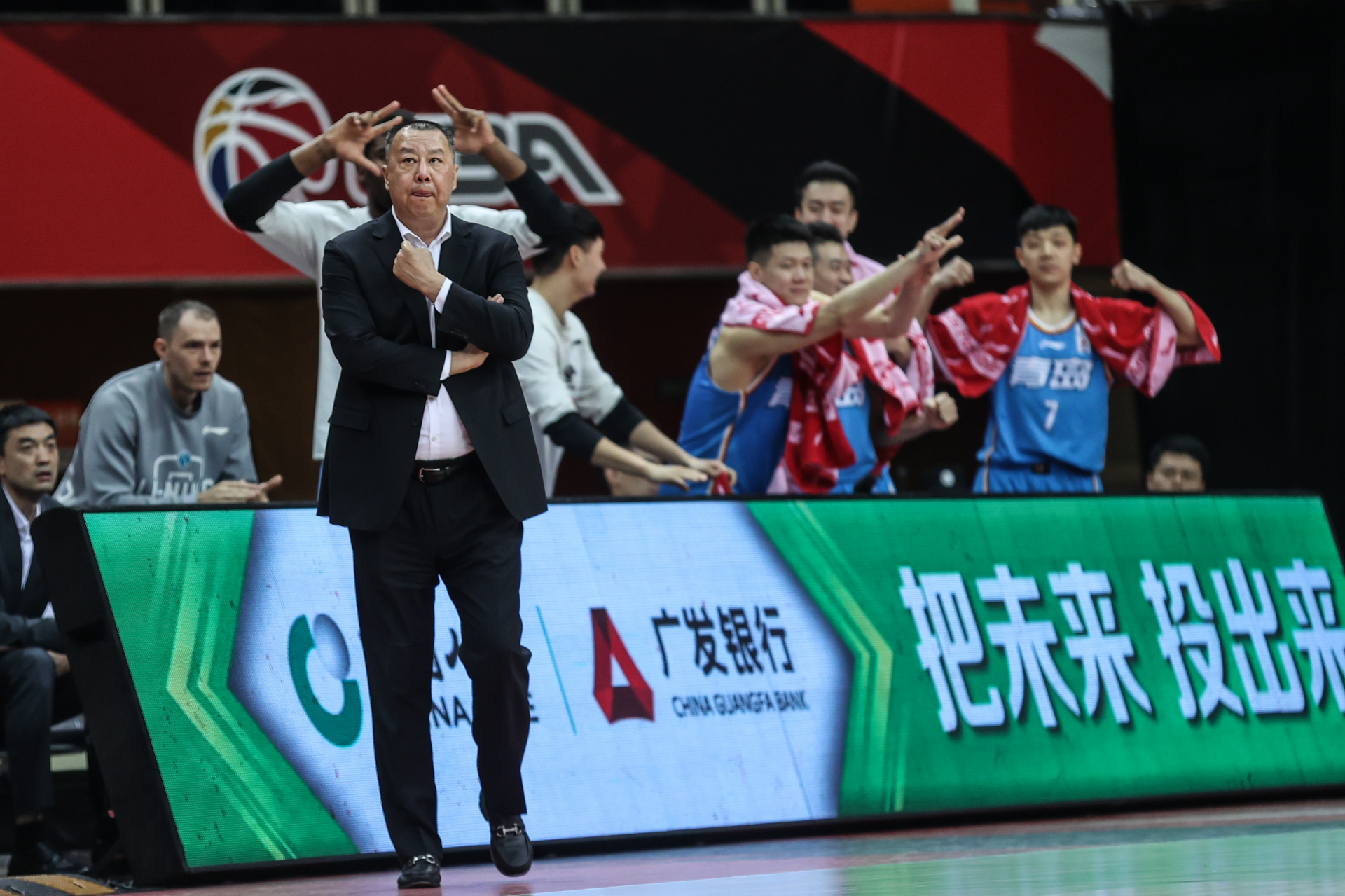 关于青岛队士气高涨，取得连胜的信息